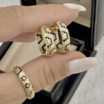 Сережки і каблучка леопарди кругля лимонне золото на руці