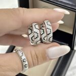 Сережки і каблучка леопарди кругля срібло на руці