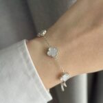 Браслет Van Cleef з маленькими конюшинами срібло на руці