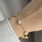 Браслет Van Cleef з маленькими конюшинами золото на руці