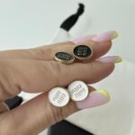 Сережки Міу Міу чорні та білі на руці
