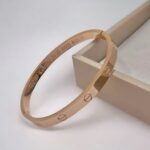 Класичний жорсткий браслет Cartier рожеве золото 1