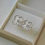 Сережки-пусети Van Cleef з металевою серцевиною срібло
