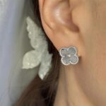 Сережки-пусети Van Cleef з металевою серцевиною срібло на вусі