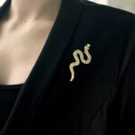 брошка змія у золоті на тілі