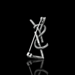 брошка ysl у сріблі позаду