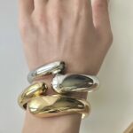Широкий браслет "Крапля" на руці