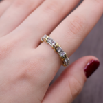 Каблучка Tiffany з камінням цирконію на руці