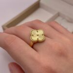 Каблучка Van Cleef з металевою серцевиною на руці