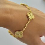 Браслет з конюшинами Van Cleef з металевою серцевиною на руці
