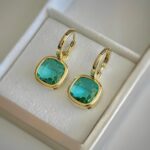 Сережки із зеленим камінням у золоті