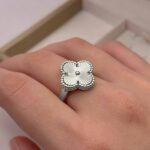Каблучка Van Cleef з металевою серцевиною на руці