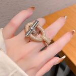 Подвійна каблучка з великим ланцюговим елементом срібло на руці