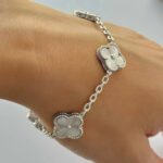 Браслет з конюшинами Van Cleef з металевою серцевиною срібло на руці