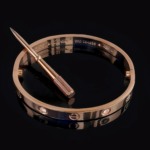 Класичний жорсткий браслет Cartier з викруткою та камінням у рожевому золоті