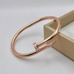 Жорсткий браслет-цвях Cartier з камінням цирконію на кінцях рожеве золото2