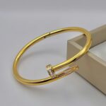 Жорсткий браслет-цвях Cartier з камінням цирконію на кінцях лимонне золото2