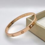Класичний жорсткий браслет Cartier з камінням рожеве золото