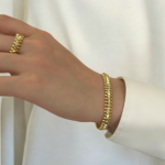 Жорсткий браслет Cartier Clash з рухливими елементами лимонне золото на руці