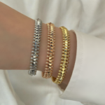 Жорсткий браслет Cartier Clash з рухливими елементами на руці