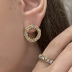 Круглі сережки-гвіздочки Tiffany з камінням на вусі