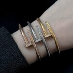 Жорсткий браслет-цвях Cartier з камінням цирконію на кінцях
