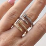 Каблучка-цвях Cartier у камінні на руці