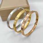Класичний жорсткий браслет Cartier з камінням