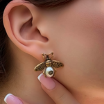 Сережки-комахи Gucci на вусі