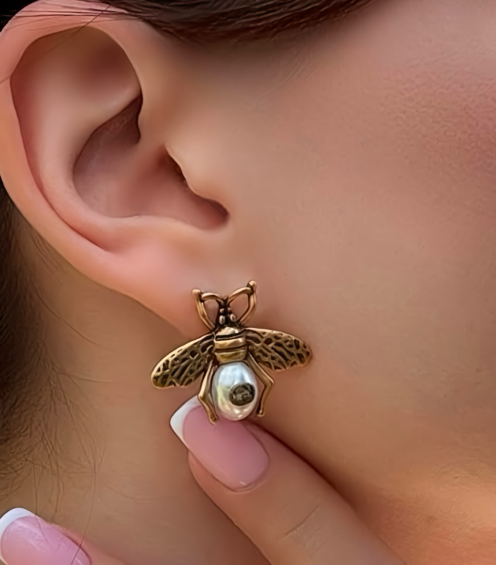 Сережки-комахи Gucci на вусі