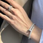 Жорсткий браслет-цвях Cartier у камінні срібло на руці
