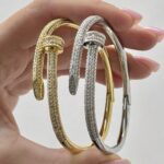 Жорсткий браслет-цвях Cartier у камінні