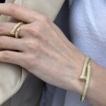 Жорсткий браслет-цвях Cartier у камінні лимонне золото на руці