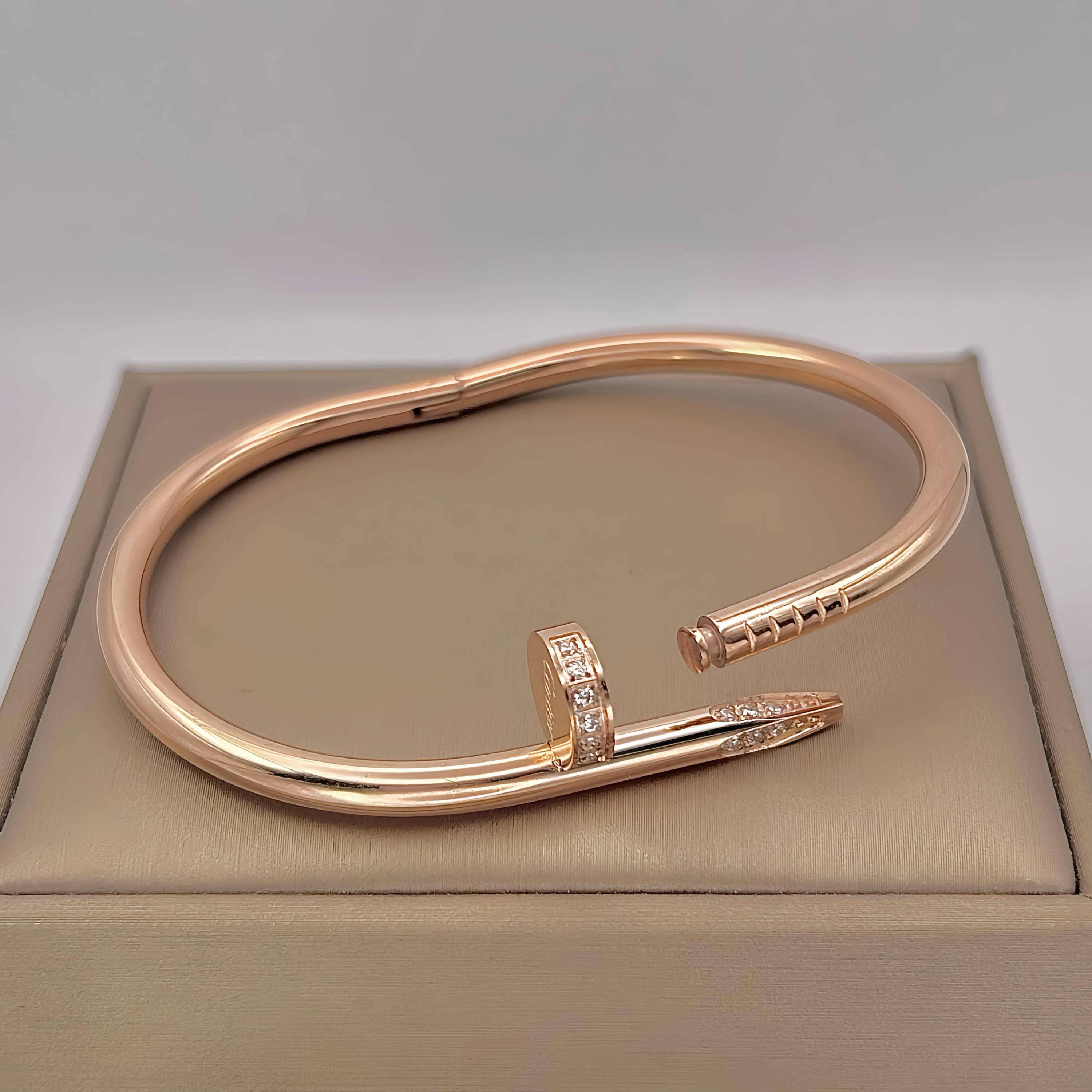 Жорсткий браслет-цвях Cartier з камінням цирконію на кінцях рожеве золото3