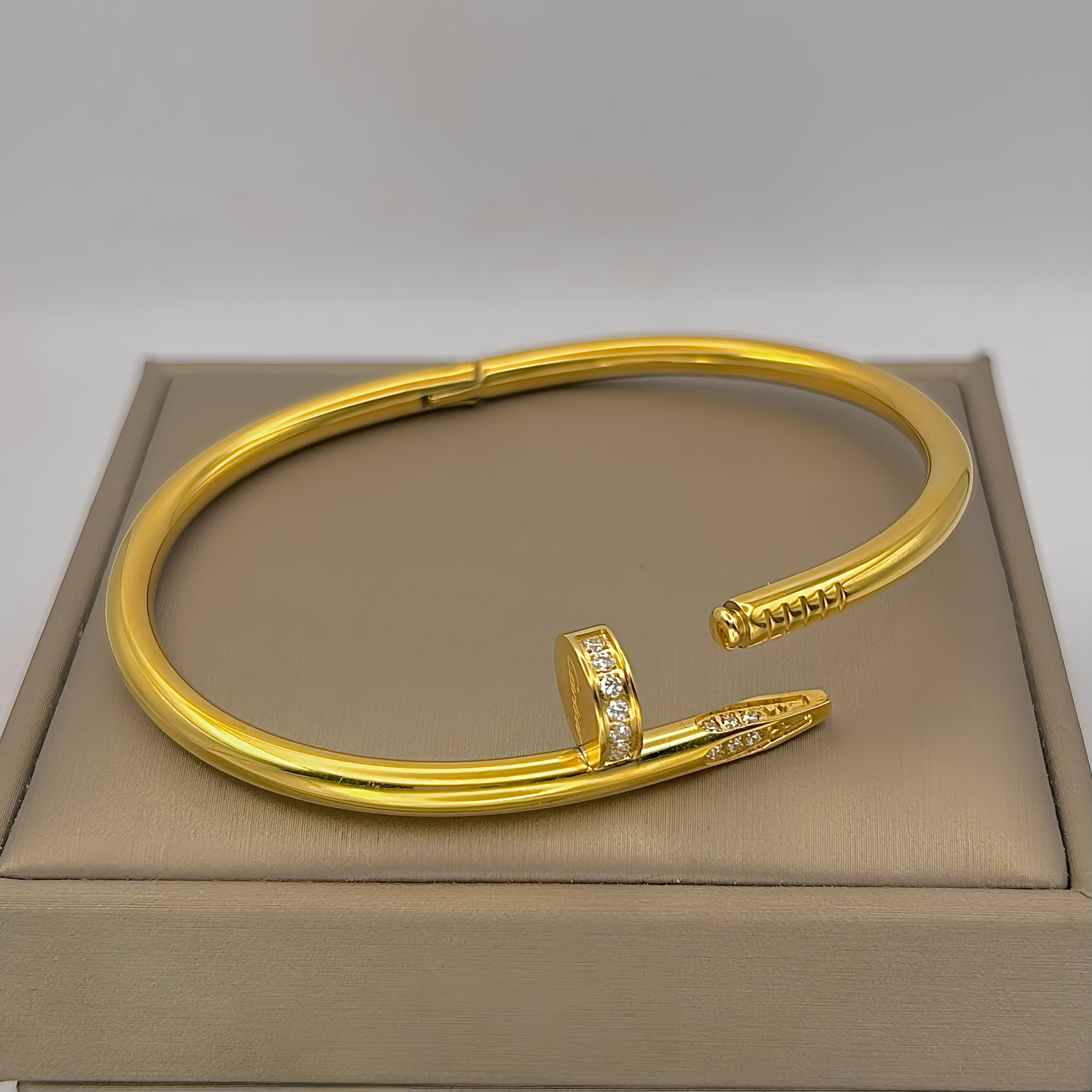 Жорсткий браслет-цвях Cartier з камінням цирконію на кінцях лимонне золото3