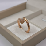 Каблучка-цвях Cartier з камінням та лого рожеве золото3