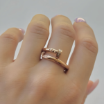 Каблучка-цвях Cartier з камінням та лого рожеве золото2