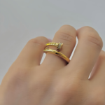 Каблучка-цвях Cartier з камінням та лого лимонне золото2