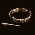 Класичний жорсткий браслет Cartier з викруткою та камінням у рожевому золоті, застібка