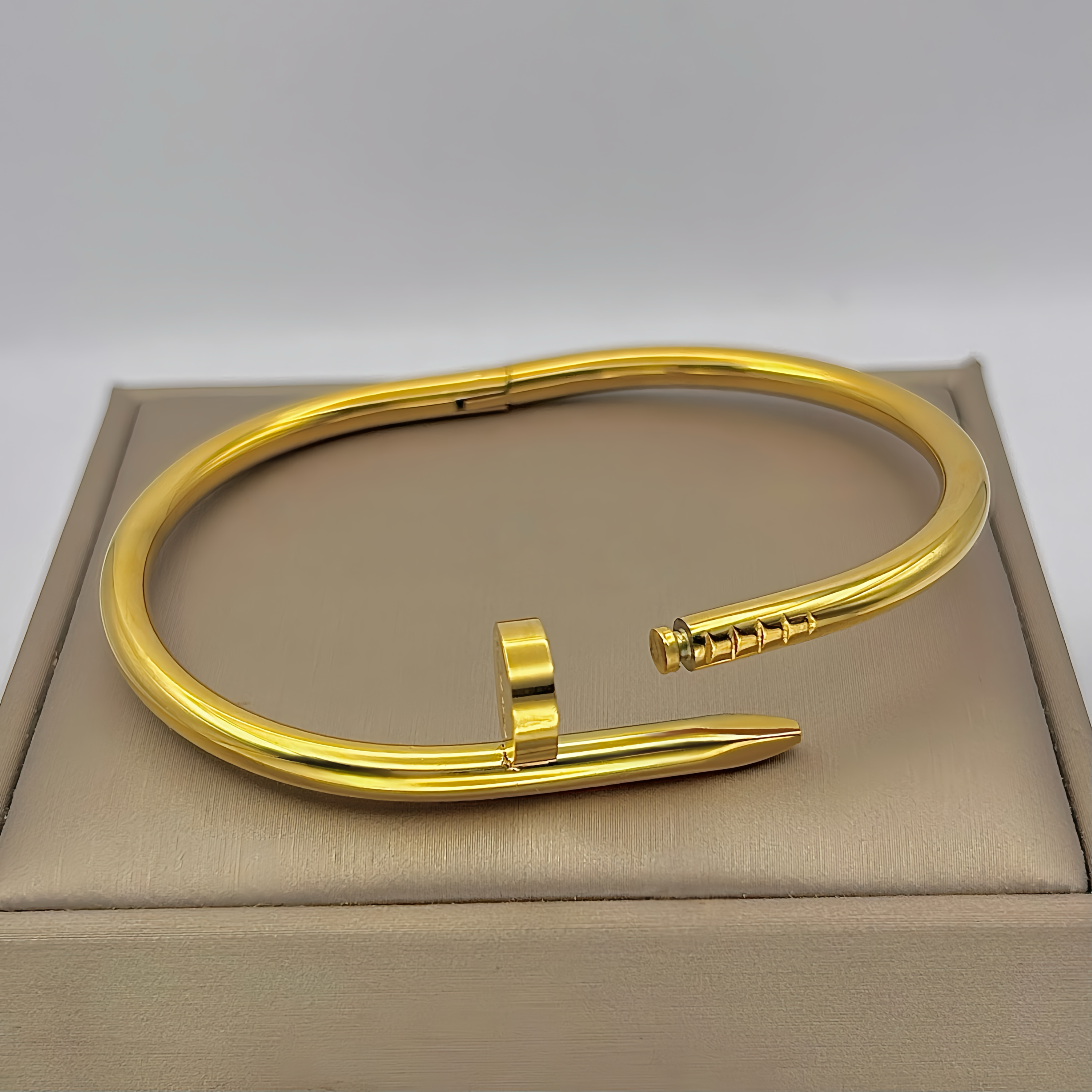 Жорсткий браслет-цвях Cartier лимонне золото3
