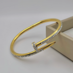 Жорсткий браслет-цвях Cartier с камінням з логотипом лимонне золото2