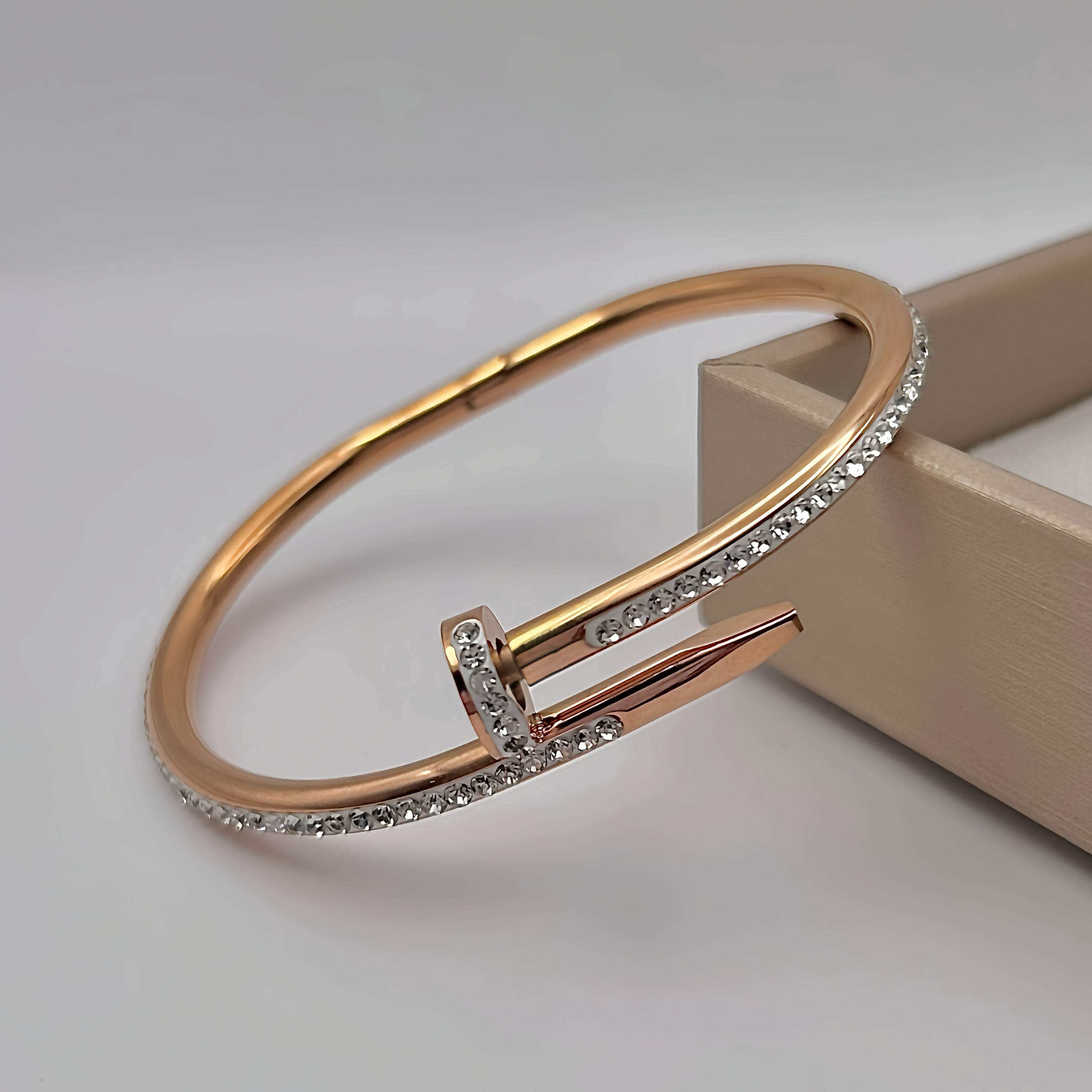 Жорсткий браслет-цвях Cartier с камінням з логотипом рожеве золото2