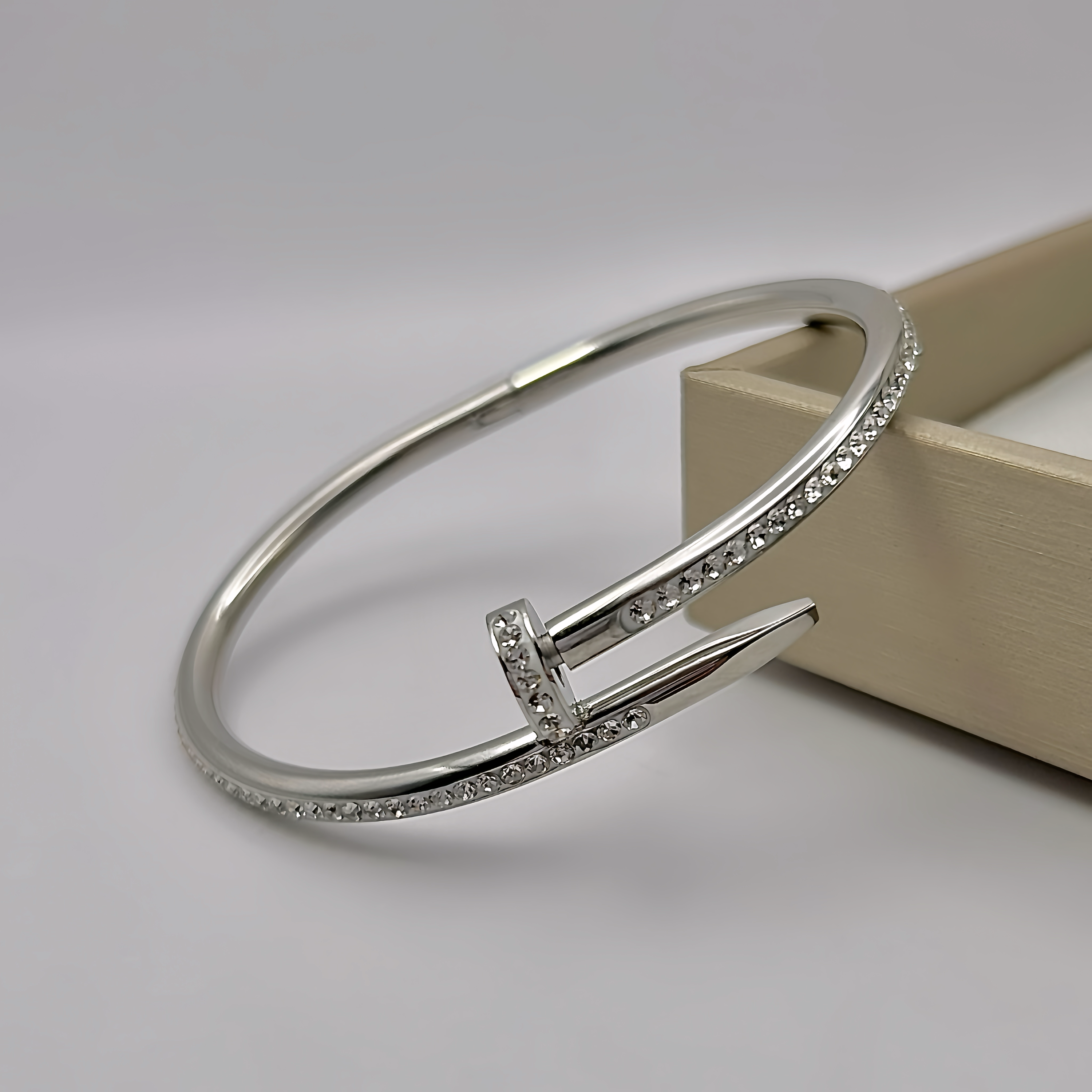 Жорсткий браслет-цвях Cartier с камінням з логотипом срібло2