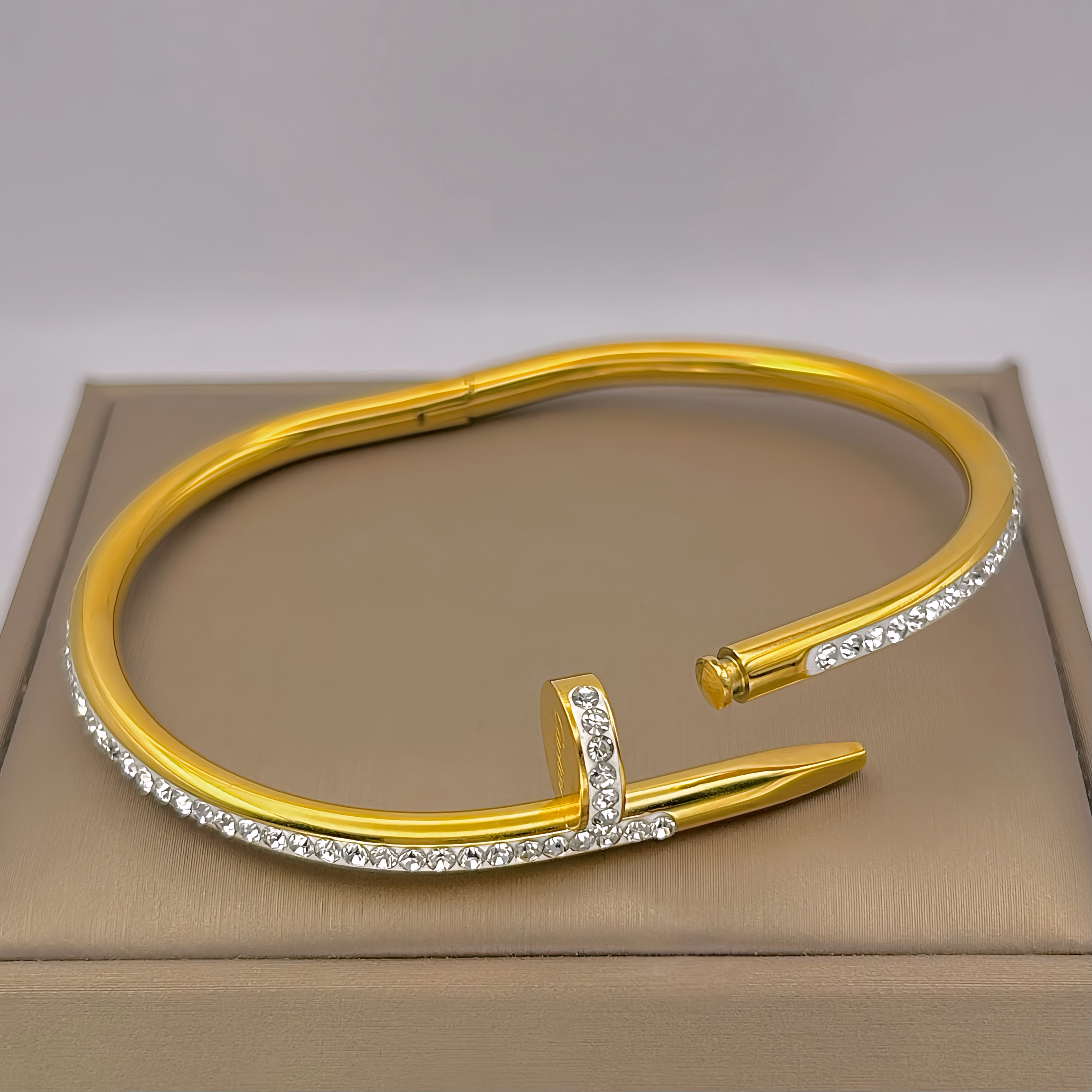 Жорсткий браслет-цвях Cartier с камінням з логотипом лимонне золото3