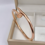Жорсткий браслет-цвях Cartier з камінням цирконію на кінцях рожеве золото1