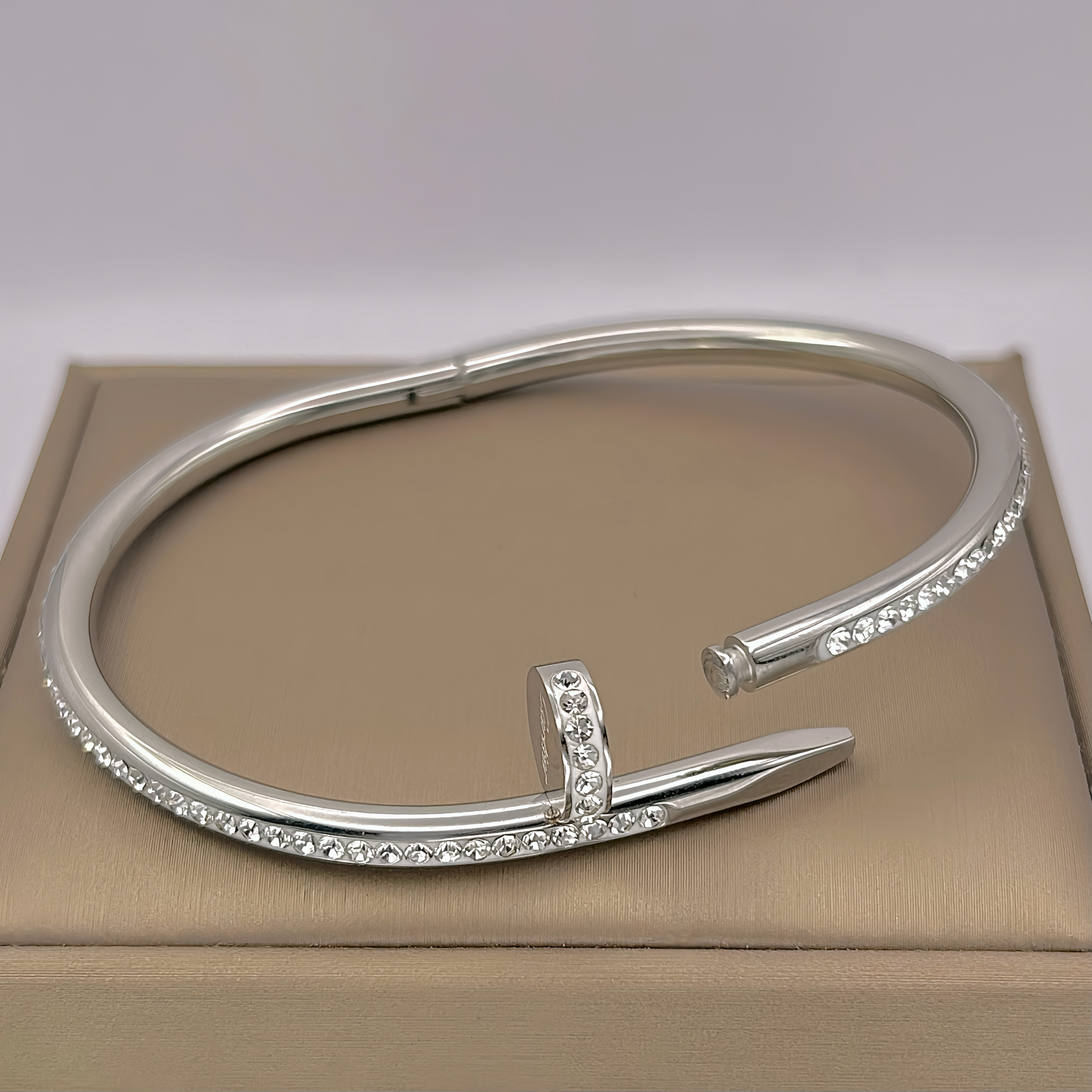 Жорсткий браслет-цвях Cartier с камінням з логотипом срібло3