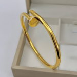 Жорсткий браслет-цвях Cartier з камінням цирконію на кінцях лимонне золото1