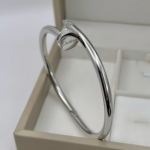 Жорсткий браслет-цвях Cartier з камінням цирконію на кінцях срібло1