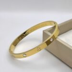 Класичний жорсткий браслет Cartier з камінням лимонне золото