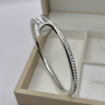 Жорсткий браслет-цвях Cartier с камінням з логотипом срібло1
